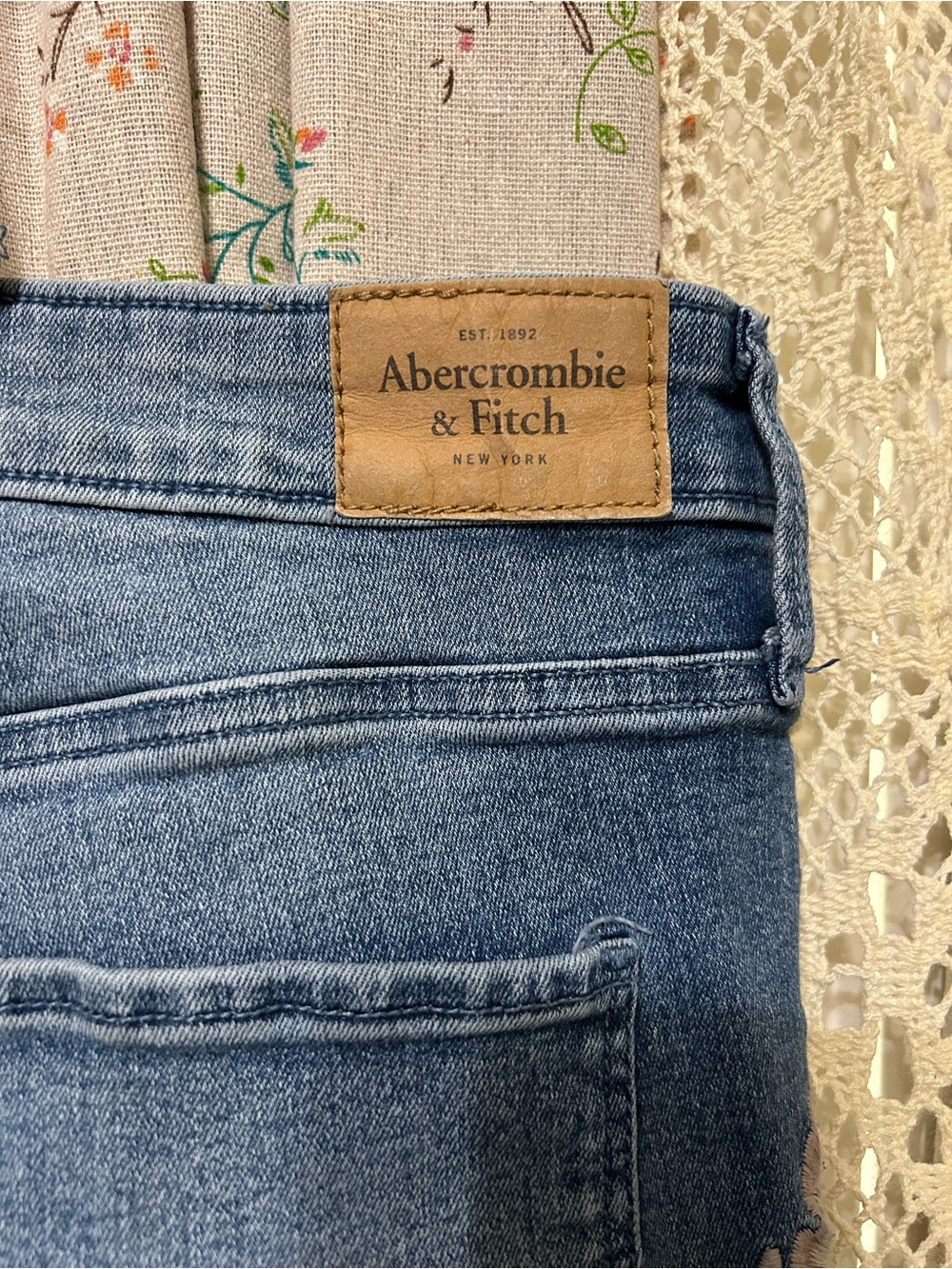 Abercrombie Floral Embroidered High Rise Ankle Jeans Size 27 - Picture 4 of 5